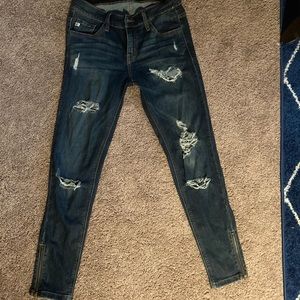Distressed skinny jeans with zippers
